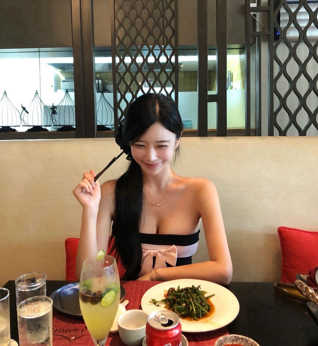 Được biết lloveeely có kinh doanh thực phẩm chức năng, còn lại không có quá nhiều thông tin cụ thể về cô nhưng người đẹp vẫn được cư dân mạng hâm mộ.