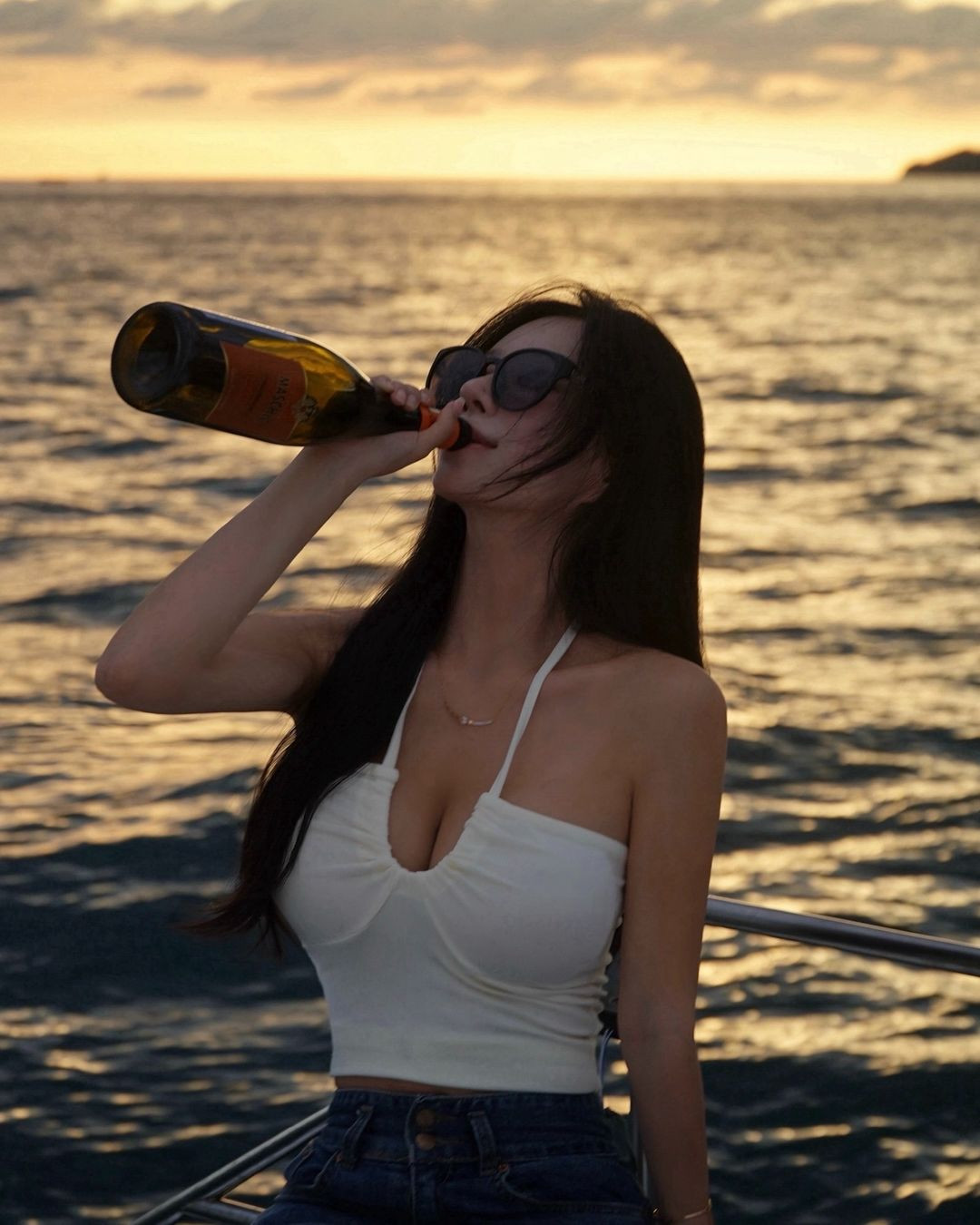 Nhiều người còn so sánh body như tượng tạc của nàng hot girl với hình ảnh thần Vệ Nữ.