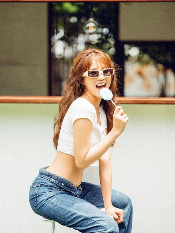 Chỉ mặc chiếc quần jeans ống rộng, áo croptop đơn giản, cùng với đó là diện giày thể thao, đeo kính thời trang mà cô nàng Kiều Trinh đã thu hút mọi ánh nhìn.