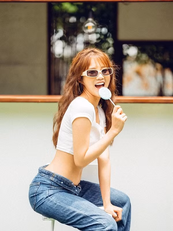 Chỉ mặc chiếc quần jeans ống rộng, áo croptop đơn giản, cùng với đó là diện giày thể thao, đeo kính thời trang mà cô nàng Kiều Trinh đã thu hút mọi ánh nhìn.