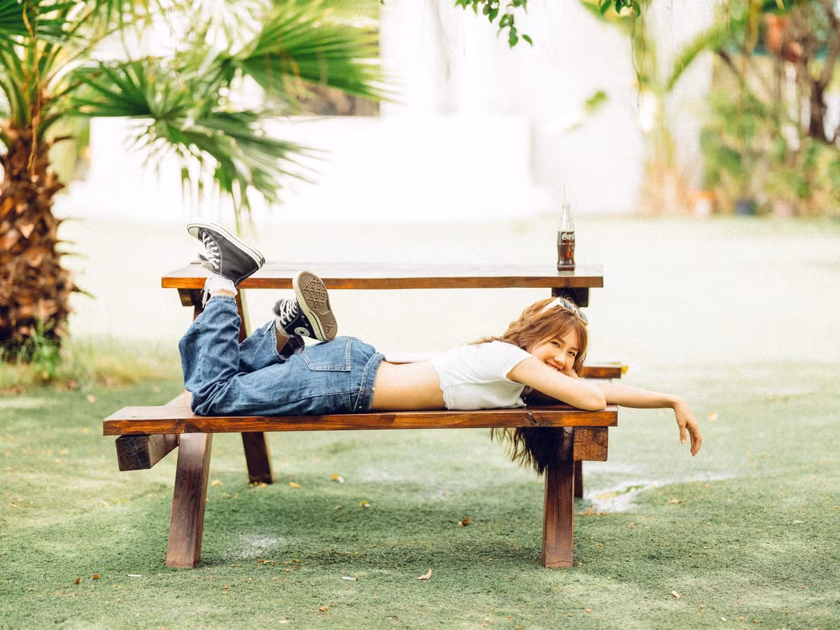 Không sở hữu đôi chân dài miên man nhưng bù lại, ở Kiều Trinh có những nét đáng yêu của một "cô bé trà sữa" hồn nhiên, trong sáng.