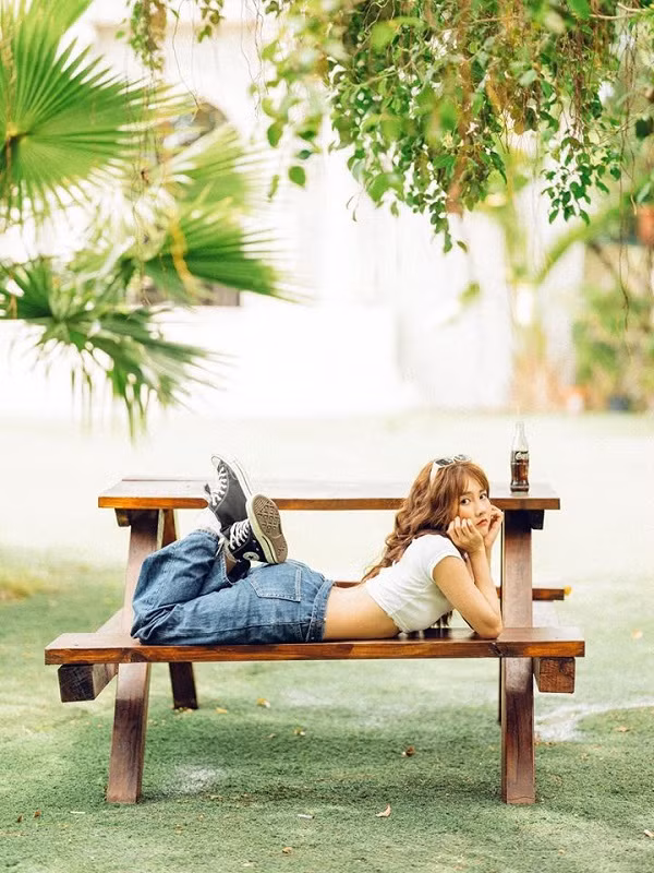 Vốn dĩ nổi lên với hình tượng kẹo ngọt, ngây thơ trong sáng. Vậy nên khi Trinh thay đổi phong cách hoàn toàn mới cá tính, quyến rũ thì cô nàng lại khiến fan hâm mộ cảm thấy vô cùng hào hứng.