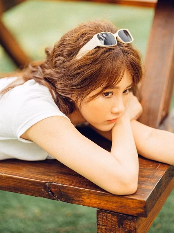 Nét cá tính và quyến rũ riêng có của hot girl này gần đây đã được bộc lộ hoàn toàn qua bộ ảnh mới khoe vòng eo con kiến của mình.