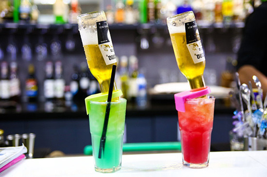 Hiện nay thức uống này mới có 4 vị: Đào, chanh leo, dây tây và vải. Trong đó, đào và chanh leo được ưa thích hơn cả bởi vị ngọt không quá gắt. Ảnh: dayphache.edu.vn