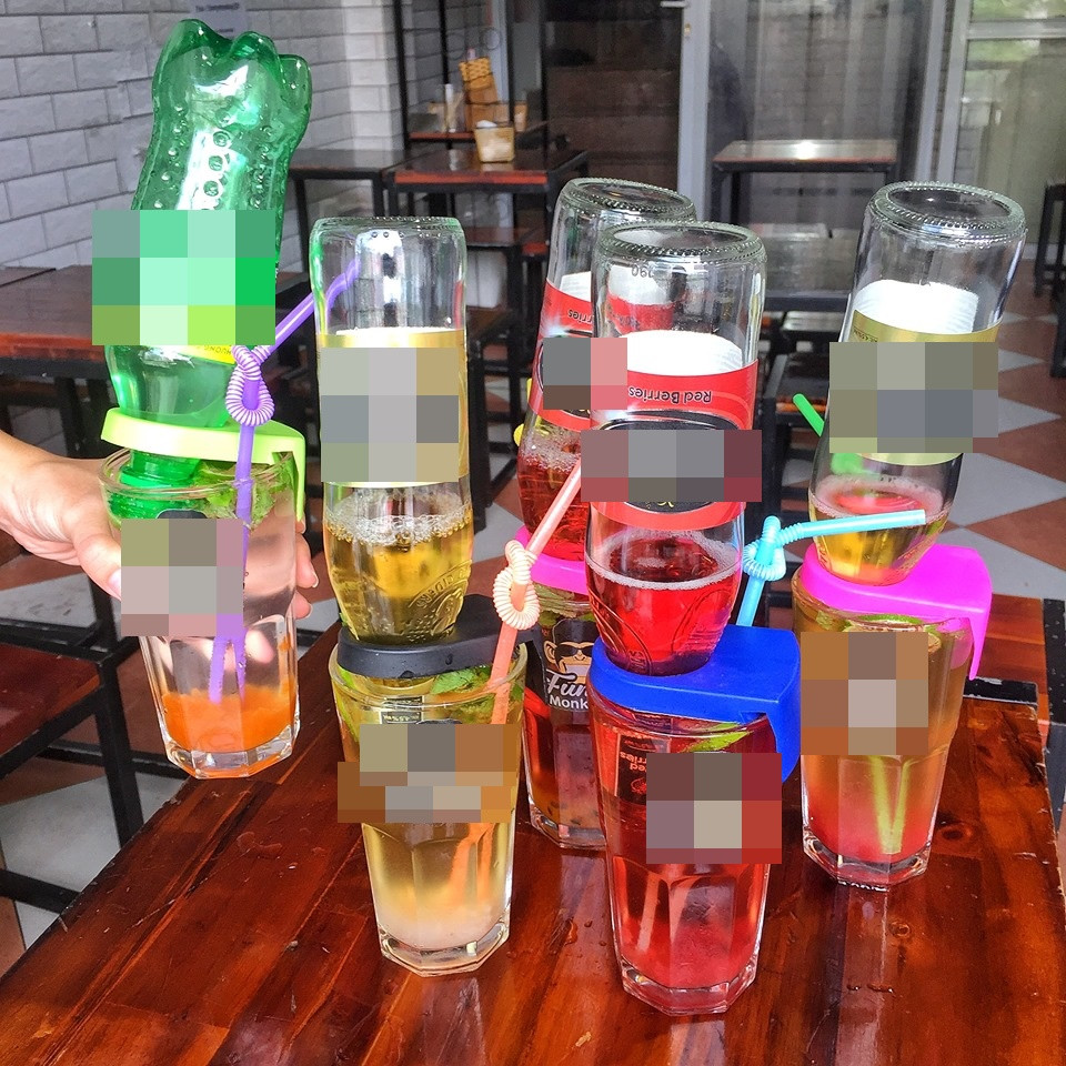 Mới đây, bia trái cây úp ngược xuất hiện tại Hà Nội và tạo nên cơn sốt trong giới trẻ Hà thành. Ảnh: Facebook