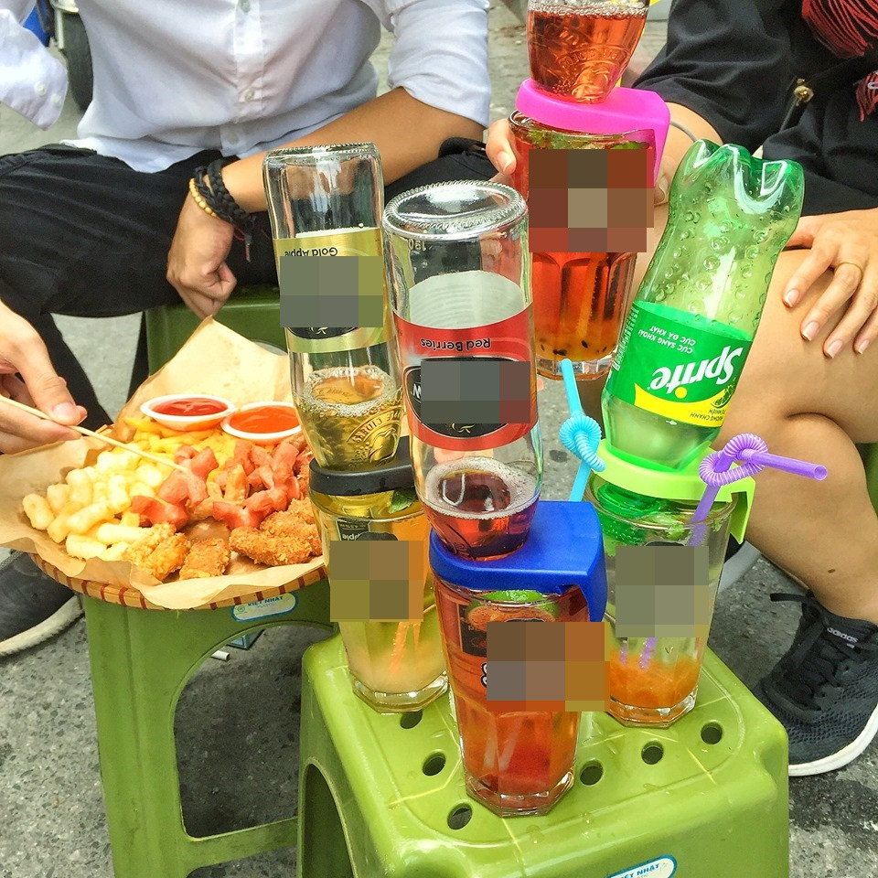Theo đó, thức uống mới giống với trào lưu bia úp ngược (upside down beer) trước đó trên thế giới. Ảnh: Facebook.