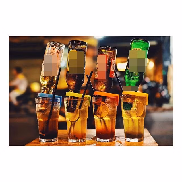 Với nồng độ cồn không quá "nặng đô", lại có vị ngọt thơm dịu nhẹ, bia trái cây úp ngược trở thành món "nhậu" được lòng "hội chị em". Ảnh: instazu.com