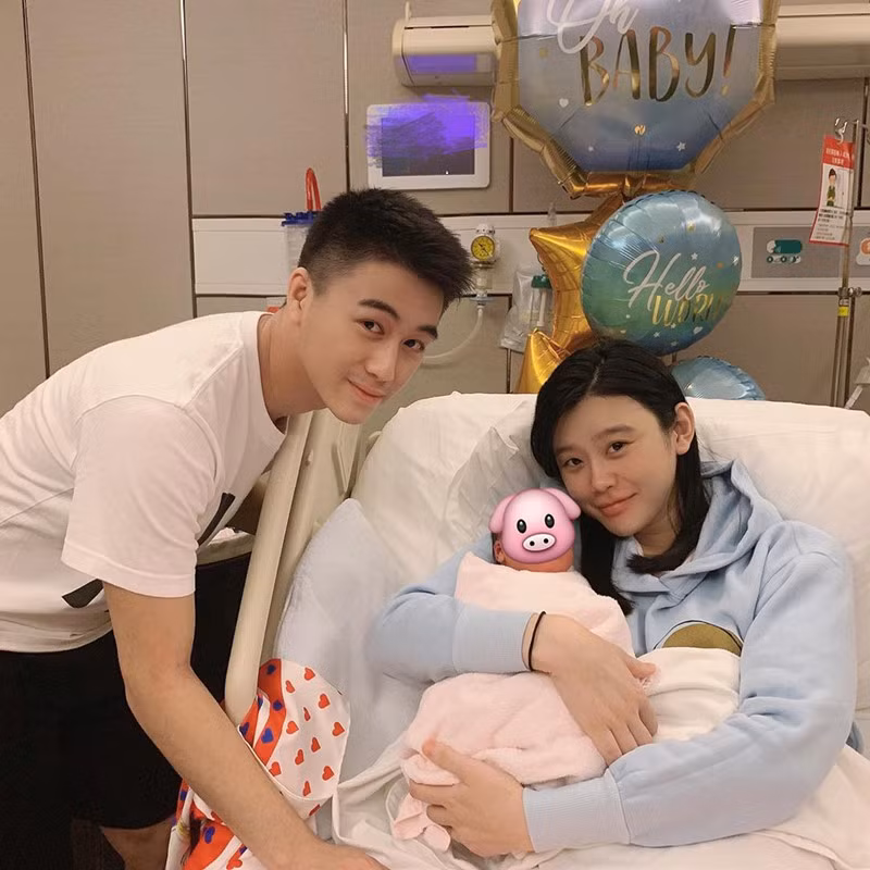 Hiện cô nàng đã kết hôn và có con đầu lòng với với Hà Du Quân, người kém cô 6 tuổi.