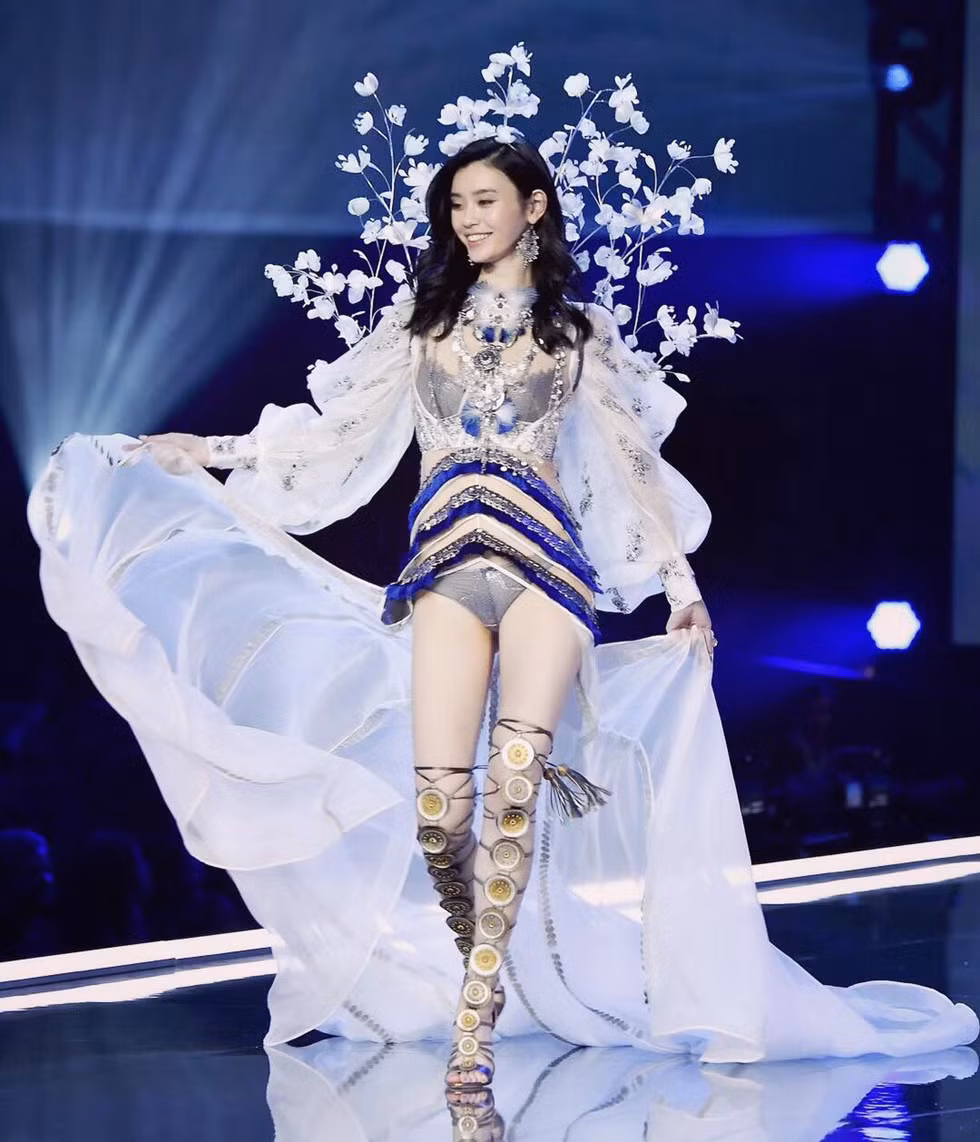 Hề Mộng Dao, sinh năm 1989 từng được khán giả nhớ đến bởi cú ngã "huyền thoại" trên sân khấu của Victoria's Secret.