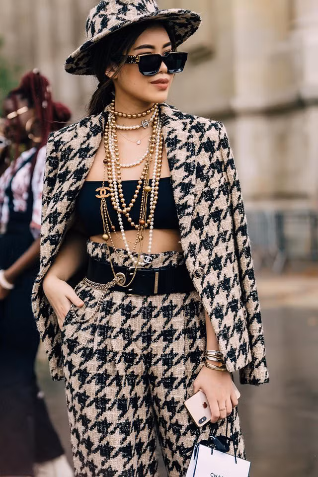 Tiên Nguyễn và Hiếu Nguyễn là hai con chung giữa doanh nhân Johnathan Hạnh Nguyễn và Thủy Tiên. Hai chị em là những gương mặt đình đám trong hội rich kid Việt Nam.