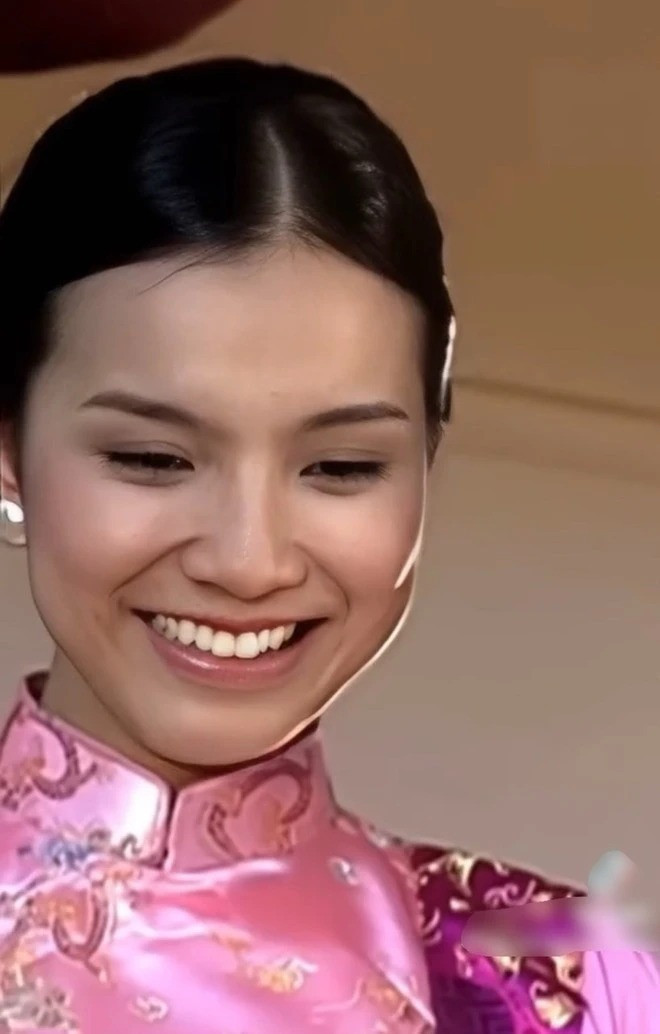 Cô gái trẻ năm đó sở hữu nhan sắc ngọt ngào, nụ cười tươi tắn dễ mến khiến ai cũng yêu.