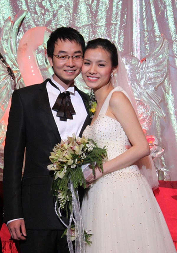 Trong lúc sự nghiệp đang lên đến đỉnh cao, đến năm 2010, Thùy Lâm quyết định lên xe hoa. Ông xã của Hoa hậu Hoàn vũ Việt Nam đầu tiên là một tiến sĩ kinh tế.