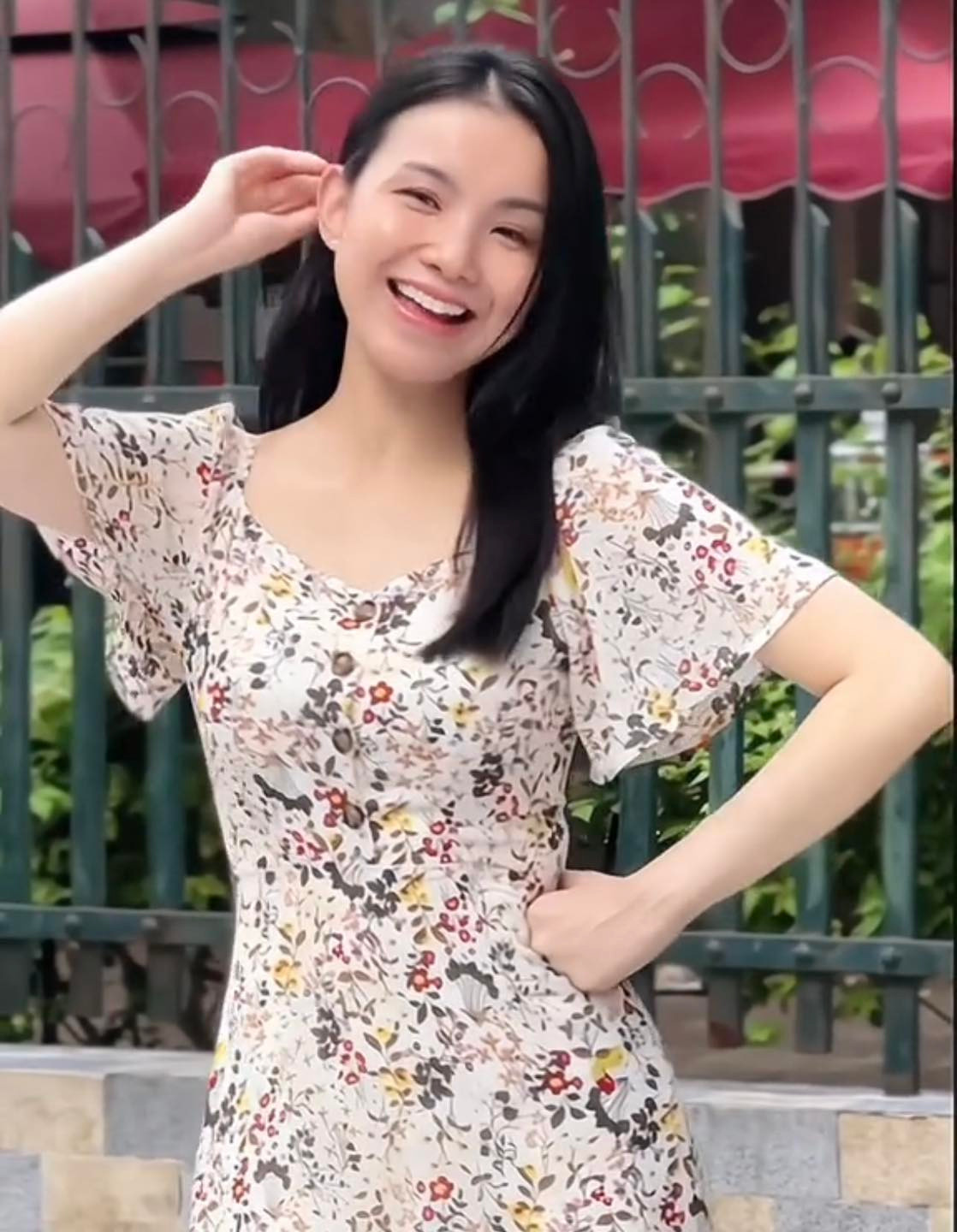 Trong clip, Thùy Lâm vui vẻ nhún nhảy theo trend trên mạng xã hội.