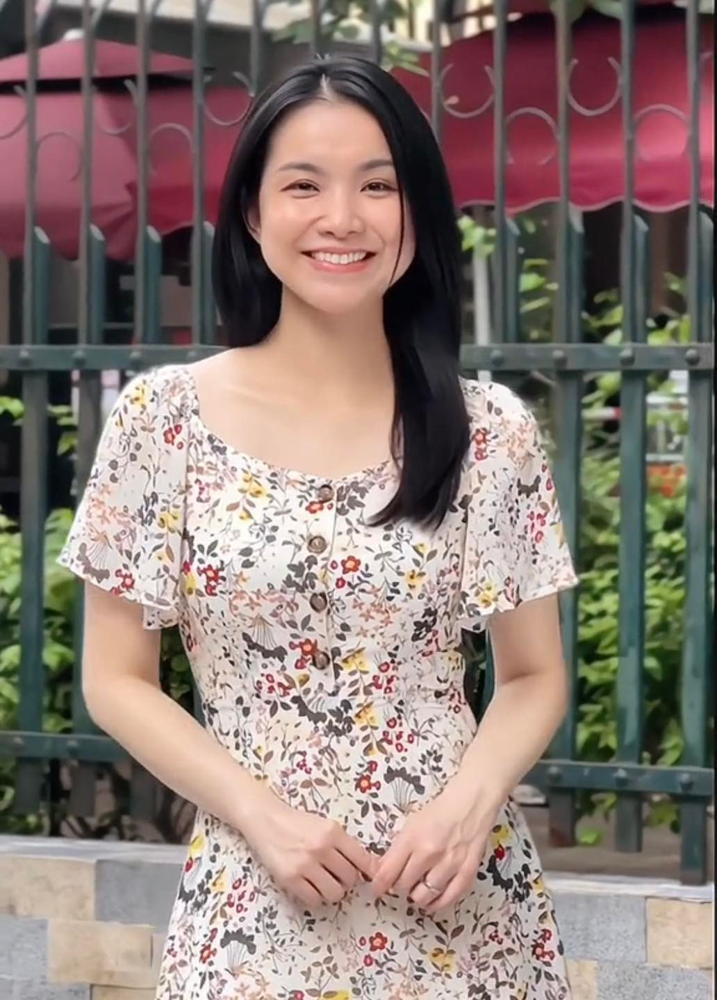 Nhiều người không thể tin nổi đây là nhan sắc của một người đã bước qua tuổi U40. Dù không trang điểm cầu kì, chỉ diện 1 chiếc váy hoa nhẹ nhàng nhưng Thùy Lâm vẫn vô cùng xinh xắn.