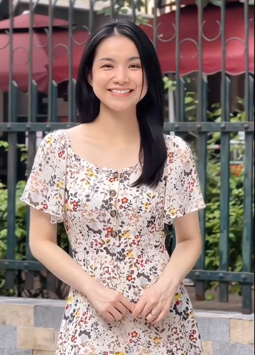 Nhiều người không thể tin nổi đây là nhan sắc của một người đã bước qua tuổi U40. Dù không trang điểm cầu kì, chỉ diện 1 chiếc váy hoa nhẹ nhàng nhưng Thùy Lâm vẫn vô cùng xinh xắn.