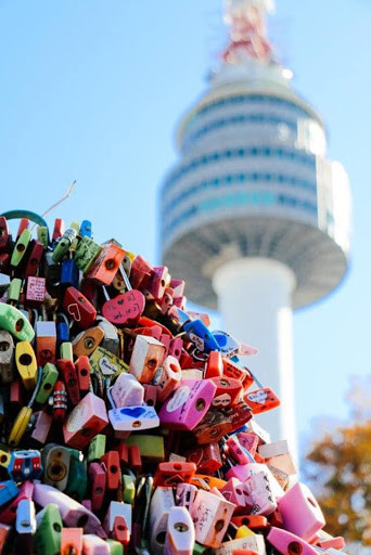 Tháp Namsan là một trong những biểu tượng du lịch của thủ đô Seoul. Mỗi ngày, nơi đây thu hút hàng nghìn khách du lịch và người dân địa phương tới tham quan. Chính bởi vậy, đây sẽ là địa điểm nên hạn chế lui tới trong khi dịch Covid-19 đang bùng phát tại Hàn Quốc.