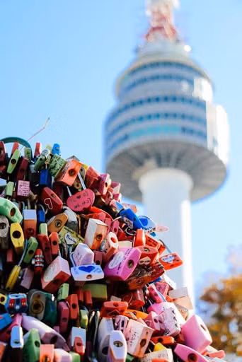Tháp Namsan là một trong những biểu tượng du lịch của thủ đô Seoul. Mỗi ngày, nơi đây thu hút hàng nghìn khách du lịch và người dân địa phương tới tham quan. Chính bởi vậy, đây sẽ là địa điểm nên hạn chế lui tới trong khi dịch Covid-19 đang bùng phát tại Hàn Quốc.
