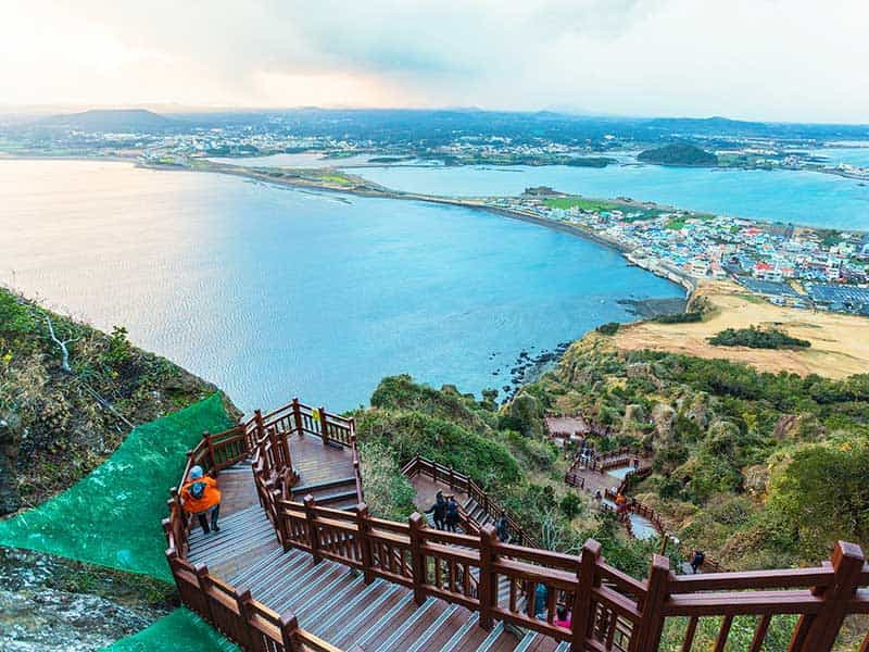 Jeju cũng là điểm đến mà bất kỳ du khách nào tới Hàn Quốc không thể bỏ lỡ. Mặc dù cách khá xa thủ đô Seoul, nơi bùng dịch thế nhưng lượng khách di chuyển tới đây mỗi ngày là cực lớn nên không tránh khỏi việc virus sẽ lây lan.