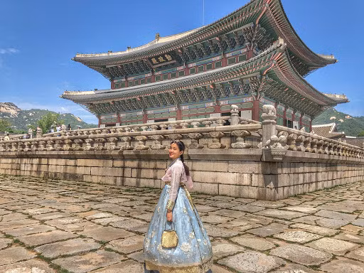 Cung điện Gyeongbokgung là một trong những điểm đến quen thuộc của bất kỳ ai có dịp ghé thăm Hàn Quốc. Đây là cung điện lớn nhất xứ sở Kim Chi với lượng du khách ghé thăm mỗi ngày cực khủng, chính bởi vậy trong thời gian dịch bệnh SARS-CoV-2 đang bùng phát, rất có thể du khách sẽ bị hạn chế tới nơi này.