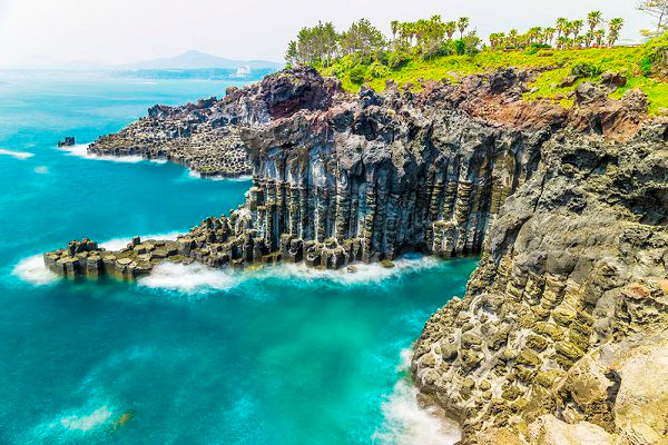 Jeju sở hữu thiên nhiên hùng vĩ, được du khách ví như thiên đường nghỉ dưỡng. Sở hữu một loạt những nét đẹp văn hoá, đây là địa điểm khiến du khách tiếc hụi vì không thể ghé thăm khi mùa hè sắp tới.