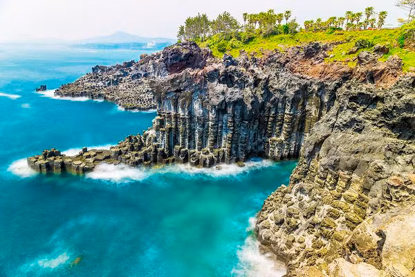 Jeju sở hữu thiên nhiên hùng vĩ, được du khách ví như thiên đường nghỉ dưỡng. Sở hữu một loạt những nét đẹp văn hoá, đây là địa điểm khiến du khách tiếc hụi vì không thể ghé thăm khi mùa hè sắp tới.
