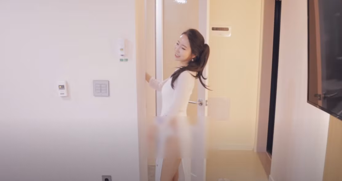 Cách đây chưa lâu, một nữ vlogger Hàn Quốc đã bị chỉ trích gay gắt khi mặc áo dài nhưng không mặc quần. Cô nàng sau đó đã phải xóa clip khỏi Youtube đồng thời gửi lời xin lỗi.