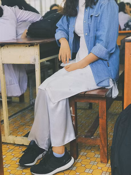 "Áo dài là một nét đẹp văn hóa thể hiện sự duyên dáng, mềm mại của phụ nữ Việt Nam. Đi giày thể thao thế này trông có mất hết dáng của bộ trang phục không?", "Không đi giày cao gót thì có thể đi dép quai hậu, vừa dễ vận động lại phù hợp chứ không phải thích gì cũng kết hợp rồi tự nhận mình cá tính đâu" - Dân mạng lên tiếng phản bác.