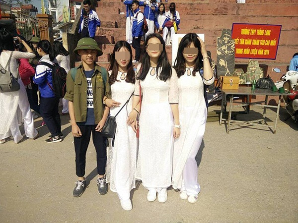 Một số học sinh cho rằng, bởi trường yêu cầu mặc áo dài tất cả các ngày trong tuần nên không thể diện giày cao gót mãi được. Việc đi giày thể thao sẽ cảm thấy dễ chịu và dễ vận động hơn rất nhiều.