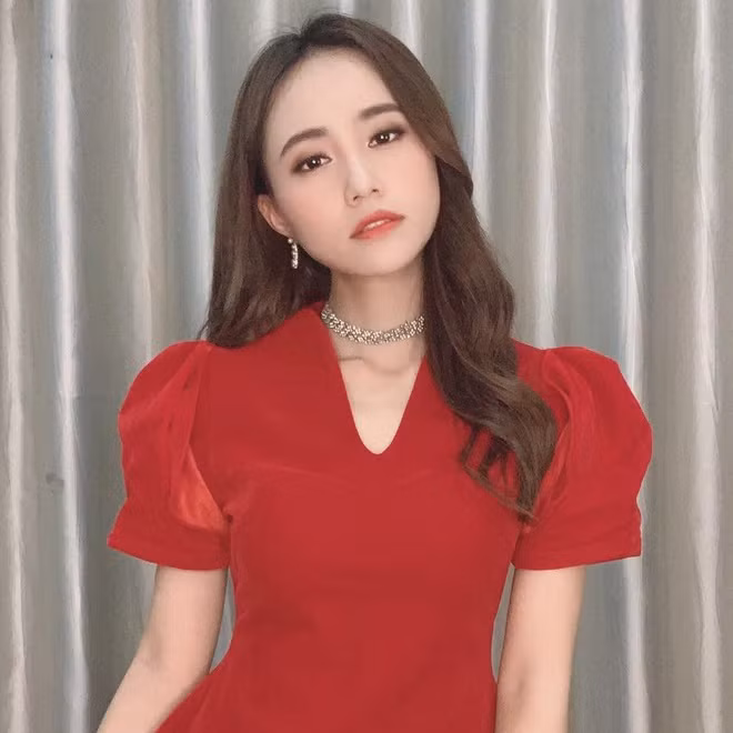 Không chỉ là người dẫn chương trình, Xuân Anh từng là vũ công chuyên nghiệp và chinh chiến nhiều cuộc thi sắc đẹp. 9X là Á khôi 1, Miss tài năng ở cuộc thi Tài sắc nữ sinh Báo chí 2013, giải khuyến khích Nụ cười VTV 2016, top 12 và Người đẹp ảnh của Miss Tourism Vietnam 2017.