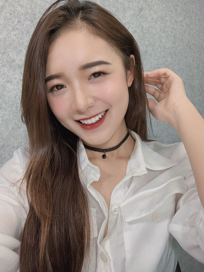 MC trẻ nhất VTV Vũ Phương Thảo (sinh năm 1997) rạng rỡ, cuốn hút cả khi lên sóng hay ngoài đời. Dù chiều cao hạn chế 1,50 m, 9X gây thiện cảm nhờ gương mặt khả ái, lối dẫn chuyện thông minh. Phương Thảo từng xuất hiện trên nhiều chương trình quen thuộc trên sóng VTV như Khoảnh khắc yêu thương, Chuyện đêm muộn, Mỗi ngày một niềm vui, Đẹp 24/7, Sinh ra từ làng...