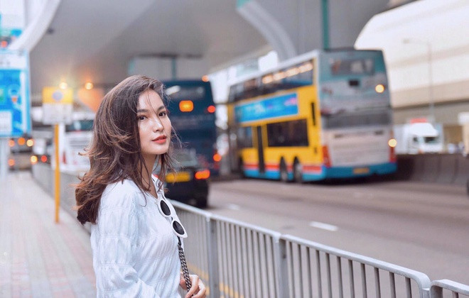 Khác với vẻ ngoài có phần già dặn trên các bản tin, Linh Thủy đời thường được khen trẻ trung, gần gũi hơn. Cô cũng theo đuổi phong cách thời trang năng động, khỏe khoắn. Tại trang cá nhân, MC 9X thường xuyên khoe ảnh du lịch đến nhiều nơi trên thế giới.