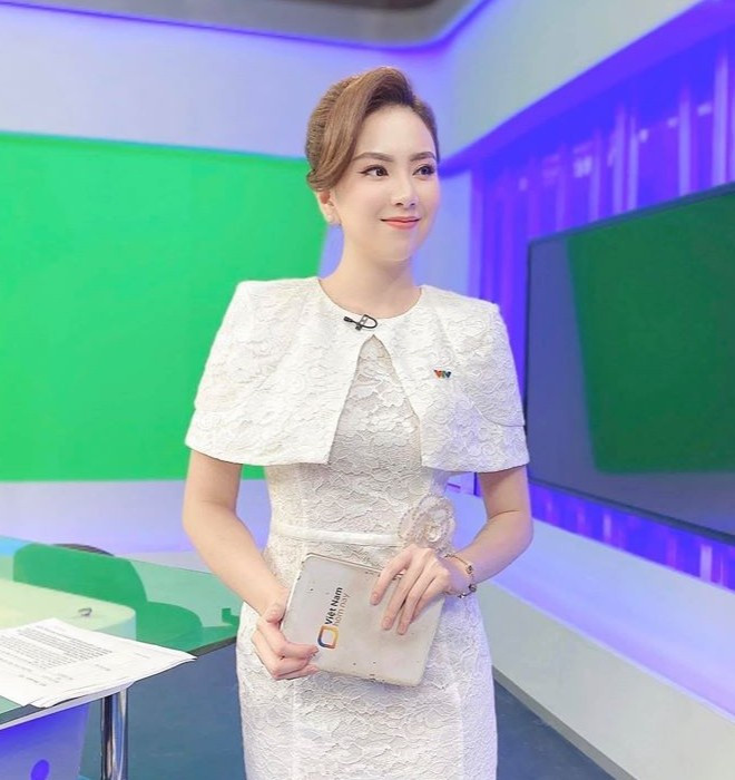 Do cách trang điểm và làm tóc, MC Mai Ngọc (sinh năm 1990) bị cộng thêm vài tuổi khi lên sóng.