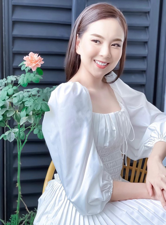 Ở ngoài đời, cô chuộng lối trang điểm nhẹ nhàng, phong cách nữ tính. Dù đã bước sang tuổi 30, "cô gái thời tiết" vẫn được khen ngợi nhan sắc tươi trẻ, nằm trong dàn hot girl Hà thành đời đầu luôn giữ phong độ.