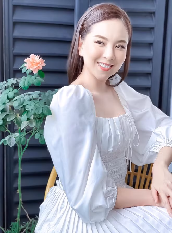 Ở ngoài đời, cô chuộng lối trang điểm nhẹ nhàng, phong cách nữ tính. Dù đã bước sang tuổi 30, "cô gái thời tiết" vẫn được khen ngợi nhan sắc tươi trẻ, nằm trong dàn hot girl Hà thành đời đầu luôn giữ phong độ.