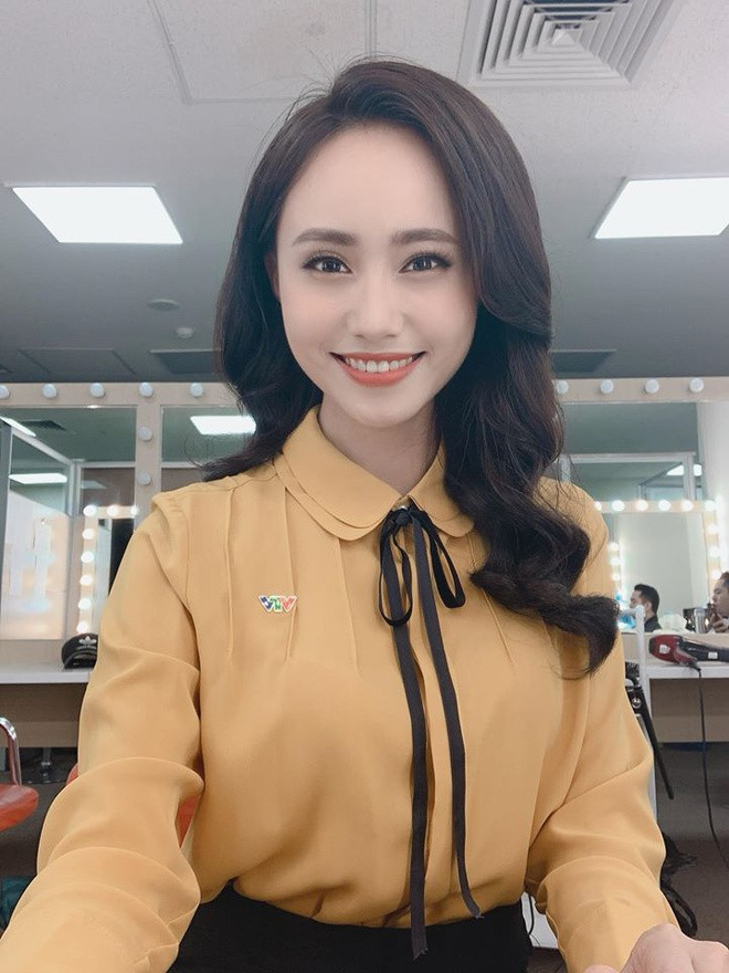Nguyễn Xuân Anh (sinh năm 1992) là một trong những BTV quen mặt của Đài truyền hình Việt Nam. So với khi trên các Bản tin Thời tiết, Chào buổi sáng, Cuộc sống thường ngày, cô có phần trẻ trung, gợi cảm hơn.