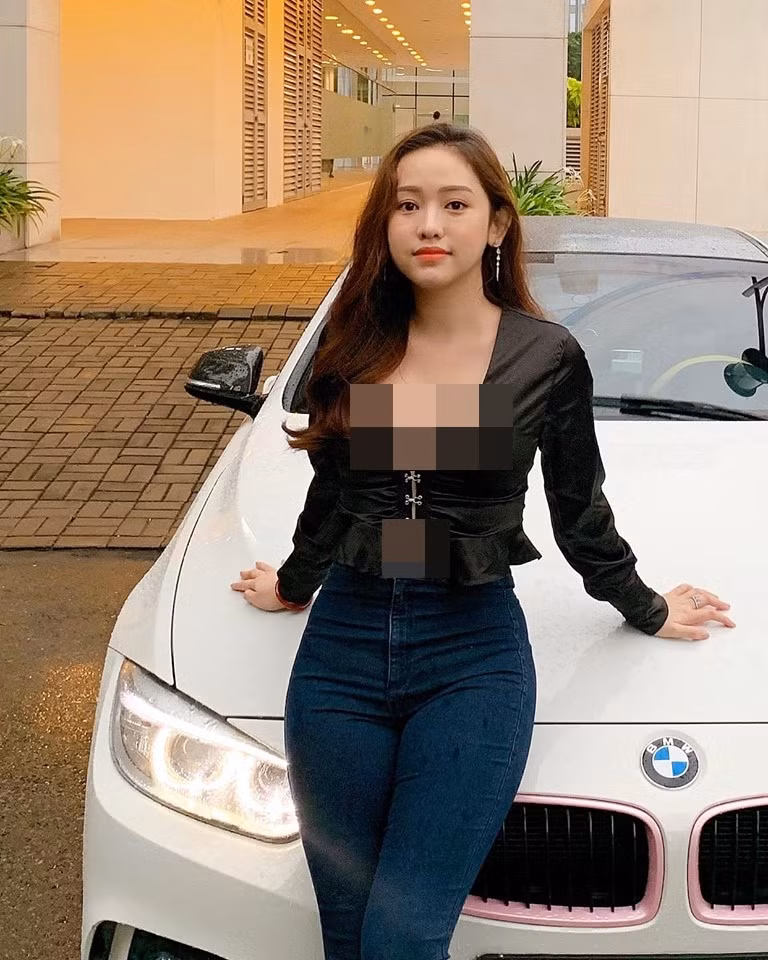 Trước đó, những bức ảnh chưa qua chỉnh sửa kỹ càng, Thúy Vi để lộ gương mặt mấy không còn thon gọn.