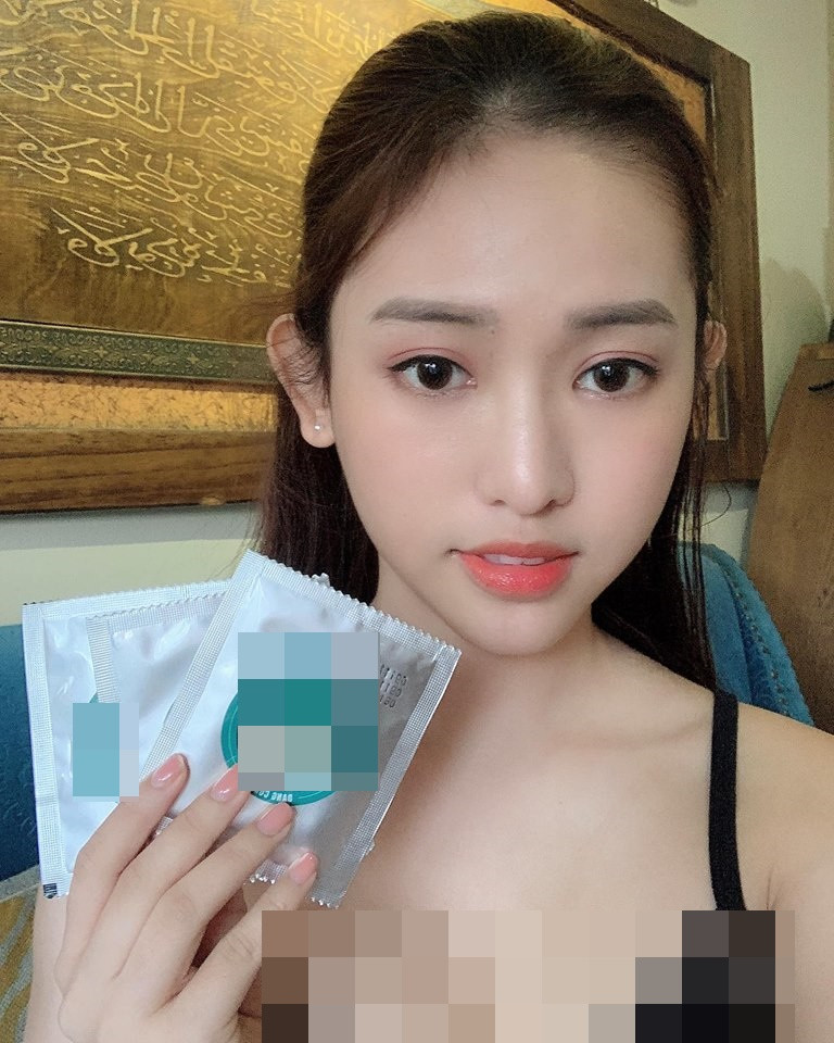 CĐM đặt nghi vấn phần trán và cằm của Thúy Vi được tiêm filler hoặc trang điểm quá dày.