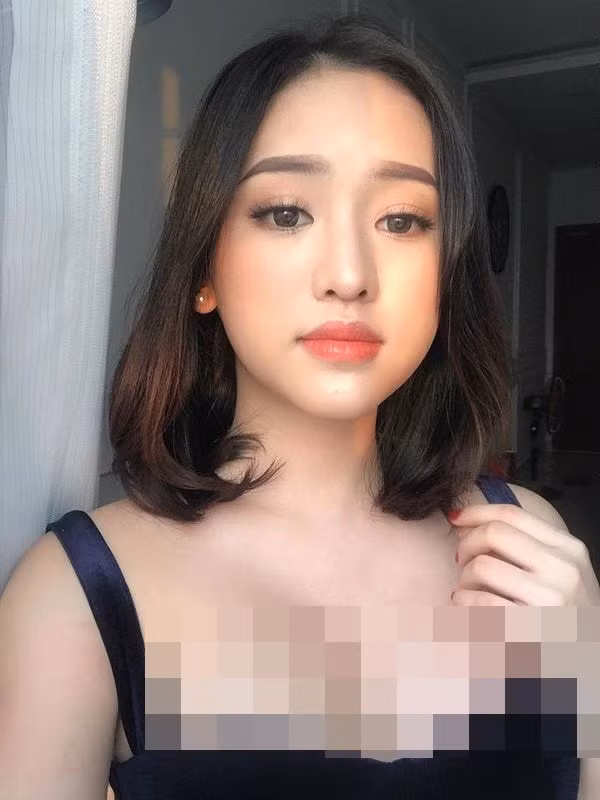 Mới đây, điều CĐM chú ý tới Thúy Vi chính là gương mặt của cô. Bức ảnh mới nhất đăng tải trên trang cá nhân, hot girl Cà Mau lộ góc mặt "cứng đơ"