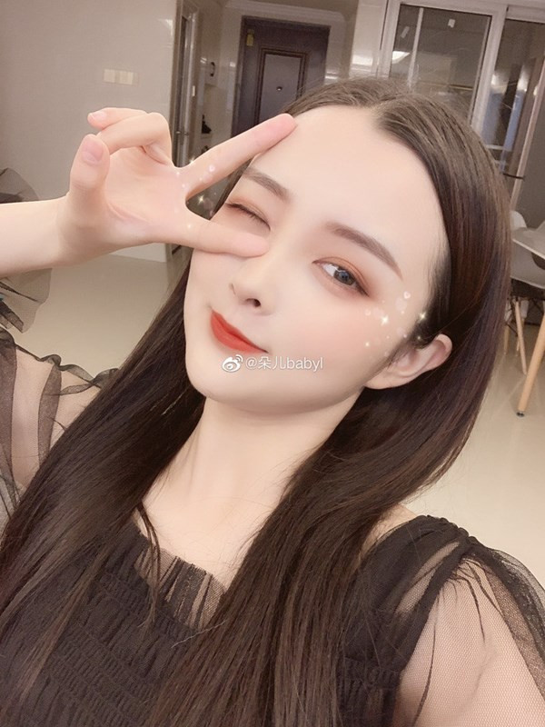 Thời gian gần đây, hot girl Trung Quốc bắt đầu có dấu hiệu tăng cân không kiểm soát. Điều này khiến cô trông mũm mĩm hơn trước rất nhiều.