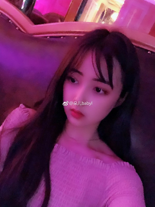 Thời điểm hiện tại, Đoá Nhi đã biết chăm chút hơn cho bản thân. Cô không còn diện những bộ quần áo rộng thùng thình, trẻ trung như trước kia mà thay vào đó là váy, áo "bánh bèo" cùng mái tóc dài thướt tha.