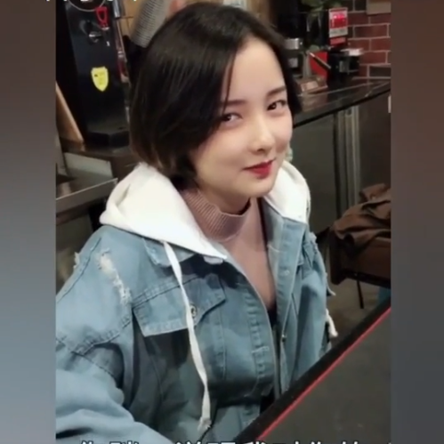 Năm 2018, người dùng mạng xã hội thích thú với những clip một hot girl Trung Quốc làm thu ngân tại quán net được khách hàng tên Phong Đại Thúc "thả thính" cực mạnh. Bên cạnh những câu nói ngọt như mật của nam chính thì vẻ ngoài xinh đẹp, nụ cười cực duyên của cô gái trong clip là thứ khiến nhiều người chú ý.