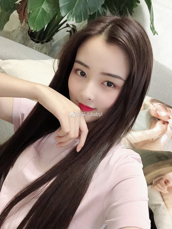 Sau khi nổi tiếng, Đoá Nhi có thêm cơ hội làm mẫu ảnh cho một số thương hiệu thời trang cho giới trẻ. Thế nhưng cô chỉ nhận lịch chụp hình khi có thời gian rảnh, cô việc chính vẫn là làm lễ tận tại tiệm net, nơi các clip "thả thính" ra đời cách đây 2 năm.