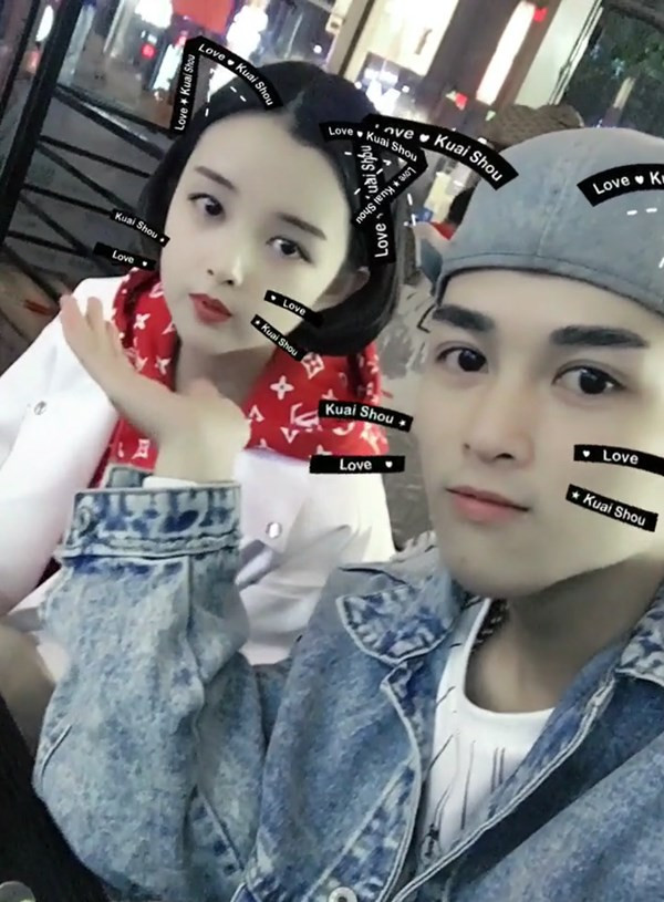 Không lâu sau đó, danh tính của cô gái được hé lộ. Cô tên Đoá Nhi, sinh năm 1999, đến từ thành phố Tây An, tỉnh Thiểm Tây. Những clip nổi đình đám trên mạng xã hội được ghi lại khi hot girl đang làm lễ tân tại một quán net ở Phủ Điền, Phúc Kiến và được nam khách hàng điển trai để mắt tới, trêu đùa tán tỉnh.