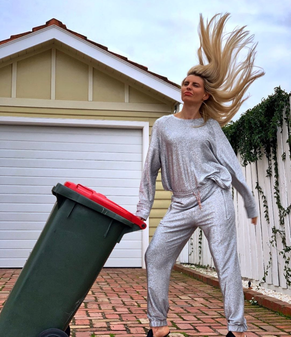 Nếu bình thường, đây có thể coi là trào lưu nhảm nhí, tốn thời gian thì trong mùa COVID-19, việc thực hiện thử thách này giúp chính người chơi và bạn bè được giải trí.