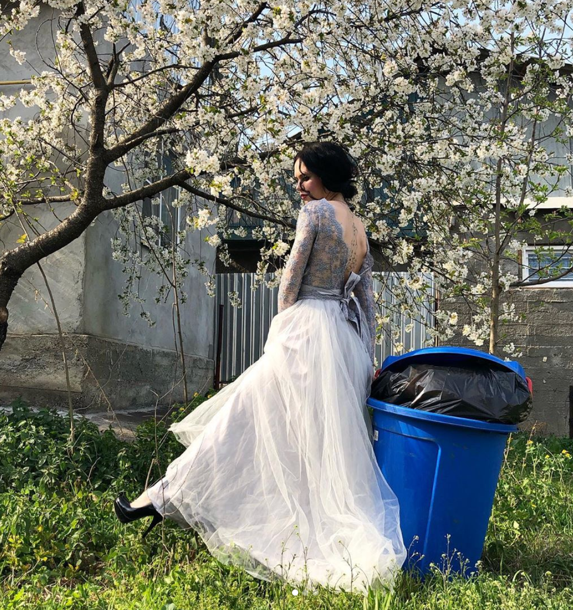 Nhiều cô nàng diện hẳn một chiếc váy dạ hội, đi guốc cao và làm tóc, trang điểm cầu kỳ như dự tiệc thật sự để chụp một tấm ảnh rồi thực hiện việc đổ rác.