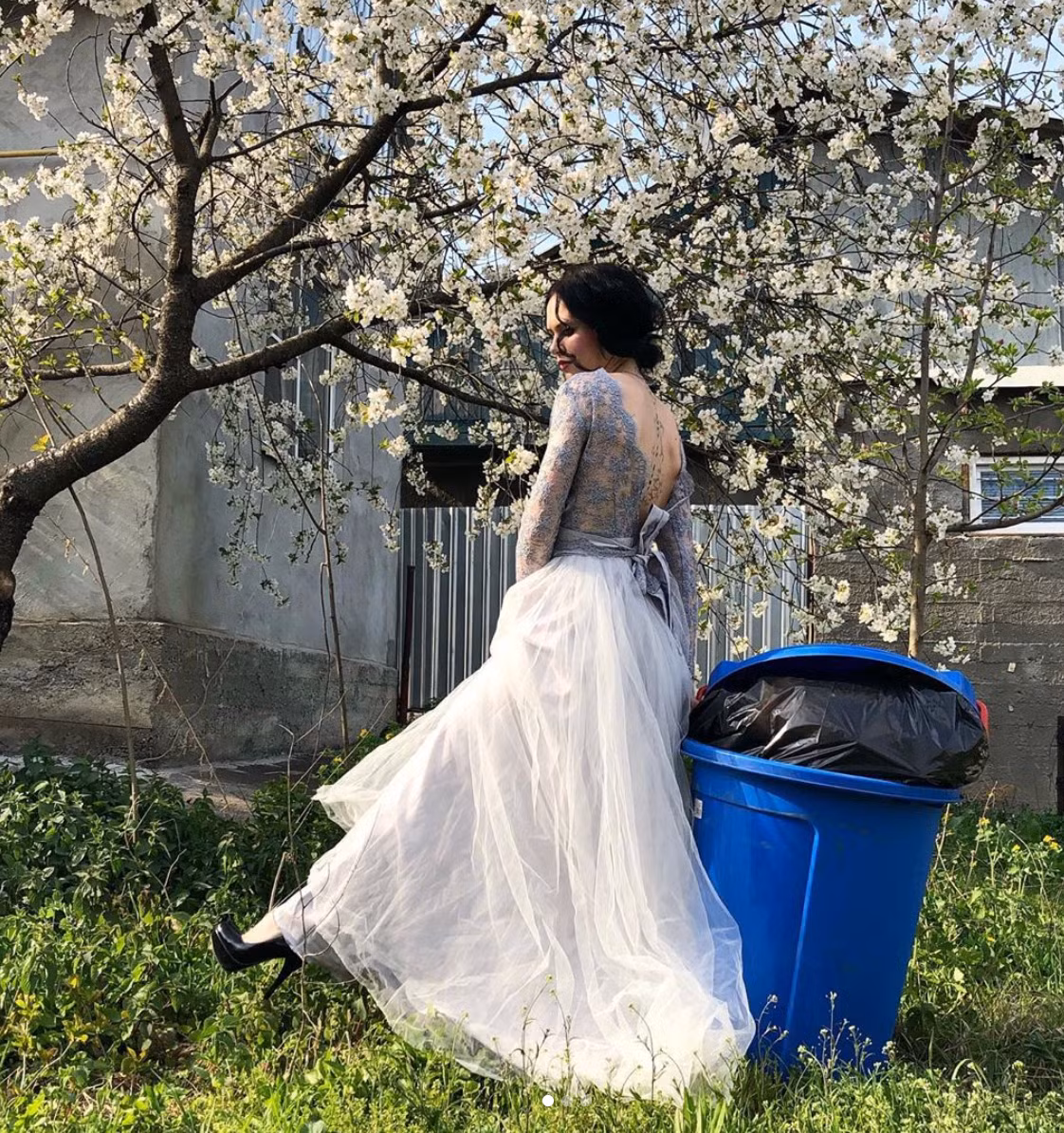 Nhiều cô nàng diện hẳn một chiếc váy dạ hội, đi guốc cao và làm tóc, trang điểm cầu kỳ như dự tiệc thật sự để chụp một tấm ảnh rồi thực hiện việc đổ rác.