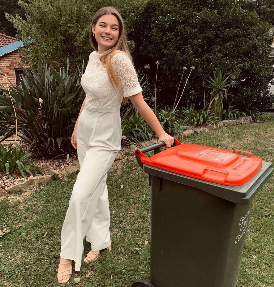 Đạo cụ để tham gia thực hiện trào lưu này thì vô cùng đơn giản, dễ kiếm, đó chính là chiếc thùng rác của chính gia đình bạn hoặc ở bất kỳ góc phố nào.