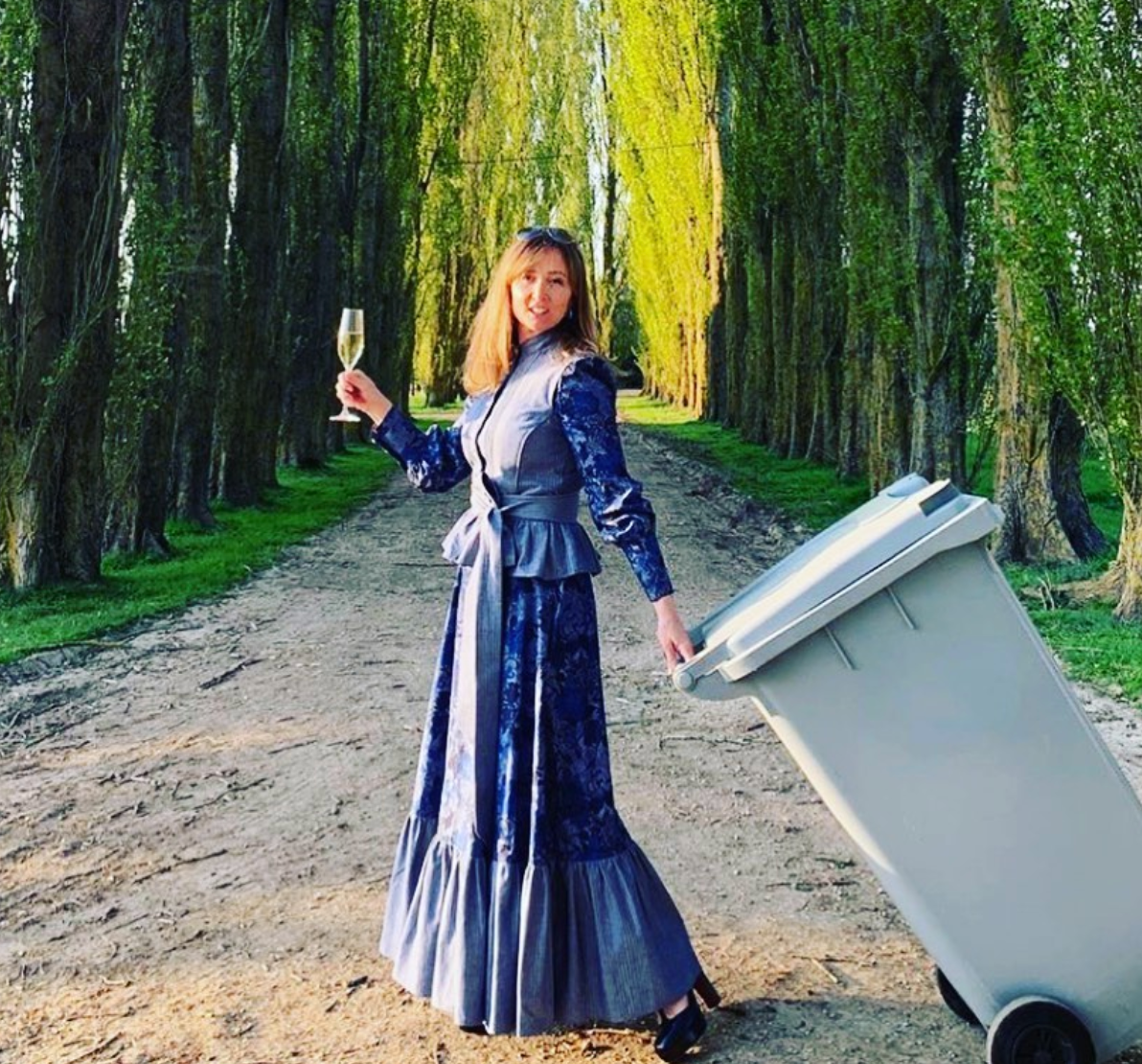 Vừa đổ rác vừa uống sâm-panh theo phong cách quý tộc.