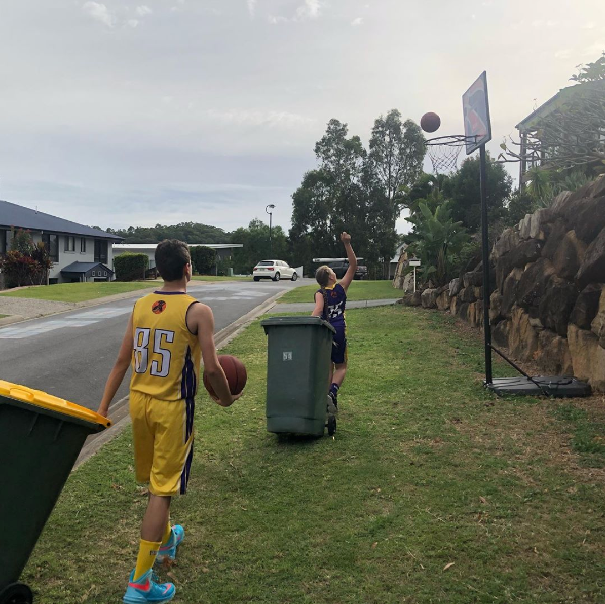 Trào lưu hài hước này bắt đầu bởi một nhóm người tại bang Queensland, Australia. Họ thách thức nhau diện những bộ đồ đẹp nhất để... đi đổ rác.