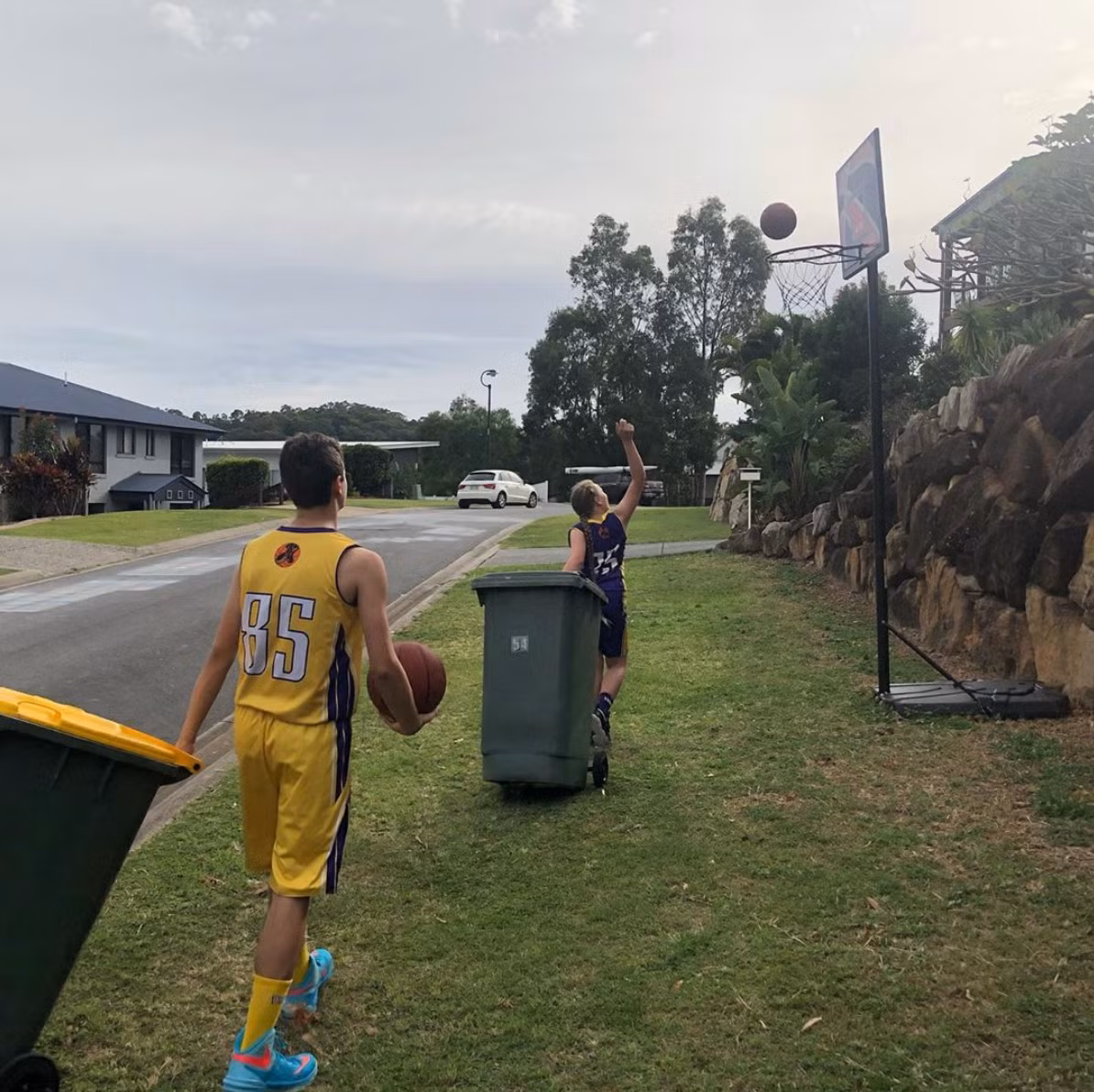 Trào lưu hài hước này bắt đầu bởi một nhóm người tại bang Queensland, Australia. Họ thách thức nhau diện những bộ đồ đẹp nhất để... đi đổ rác.